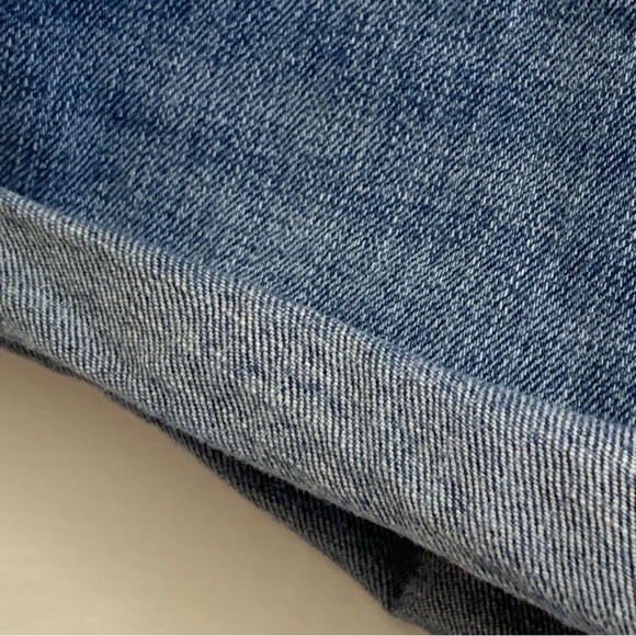 Hollister Medium Wash Distressed Ripped Low Rise Cuffed Midi Shorts Size 5/27 - Picture 7 of 14